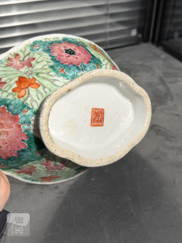 清晚期粉彩莲叶纹海棠形贡碗 - 图4